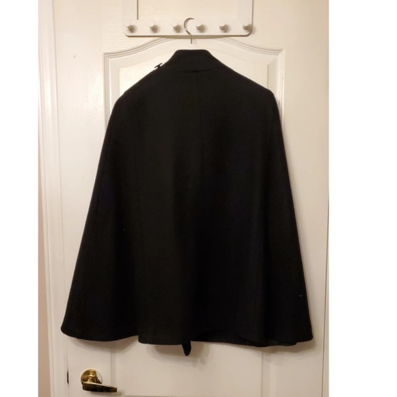 Black short cape - Picture 2 of 2